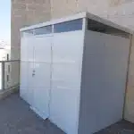 יחידת חצר אוורסט 16-30 צבע לבן מותקנת במרפסת בבית לקוח