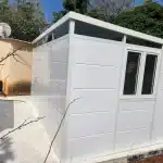 מחסן אוורסט 30-40 לבן כולל חלון הזזה עם רשת בבית לקוח