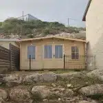 מחסן עץ פרימיום 5-4 לאחר התקנה בבית לקוח